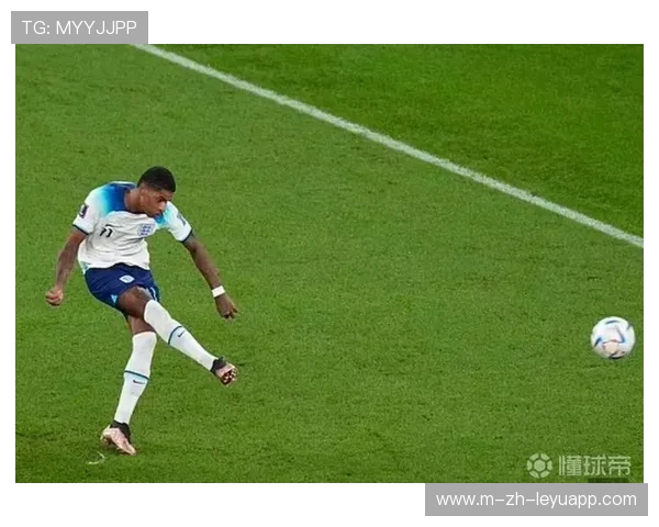 前助教揭秘！拉什福德该主罚巴萨任意球，他缺的是保护，拉什福德边锋